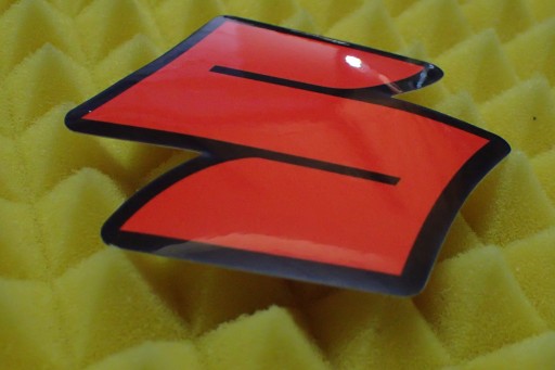 NÁLEPKA SUZUKI NÁLEPKA 8,2 x 8,7 cm