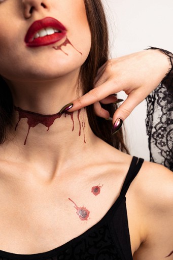 Halloweenske tetovanie z jazvy z falošnej krvi
