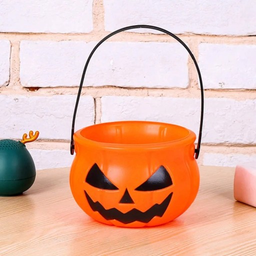 Halloweenska dekorácia vo vedierku na cukrovinky z tekvice