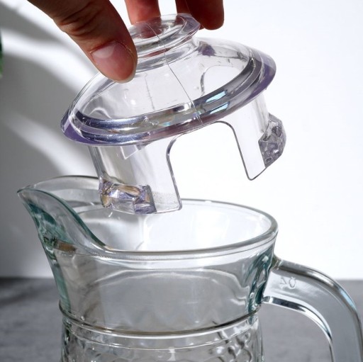SKLENENÝ džbán s viečkom 1,4L.