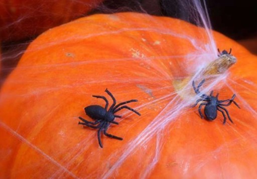 ČIERNE PLASTOVÉ PAVÚKY 3 CM X 3 CM HALLOWEENSKÉ NARODENINOVÉ DEKORÁCIE 10 KS