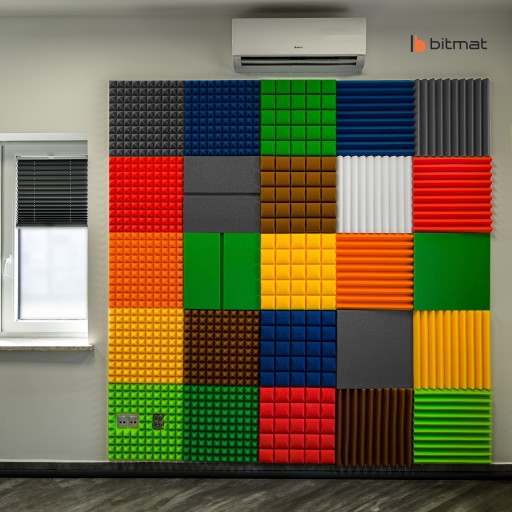 Žltý pyramídový akustický panel, ktorý tlmí ozvenu
