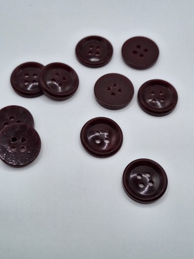 Plastový gombík, bordový, 4 dierky, 20 mm, 10 kusov