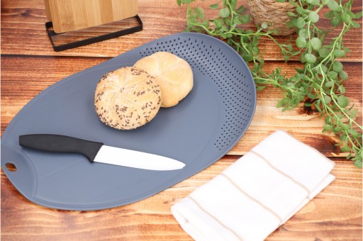 KUCHYŇSKÁ PLASTOVÁ DOSKA NA KRAJENIE S PODNOBKOU SIVÁ 37x25CM PRAKTICKÁ
