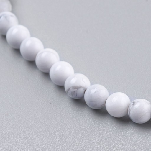 Korálky prírodného howlitu, okrúhle, biele, 4 mm, 38 ks / 17 cm / prameň
