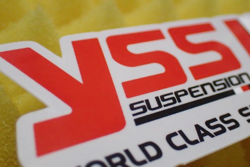 YSS SUSPENSION NÁLEPKA 9 x 3,7 cm