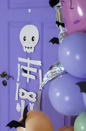 Halloweenska dekorácia na zavesenie kostry