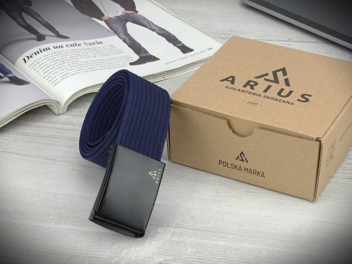 Elegantný remienok Arius námorníckej modrej s vyrytým logom