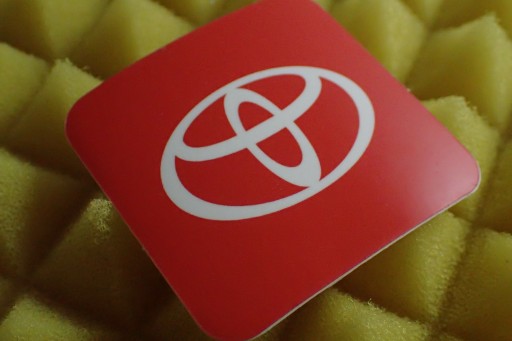 NÁLEPKA S LOGOM TOYOTA 5 x 4,9 cm