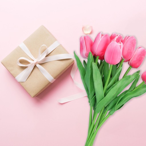 Umelé tulipánové kvety TULIPS ako živé ozdobné kytice do vázy s ružami