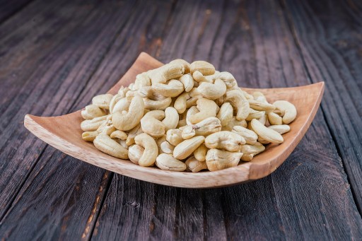 KEŠU ORIECHY 500 G PRÍRODNÉ POLOVINY KEŠU