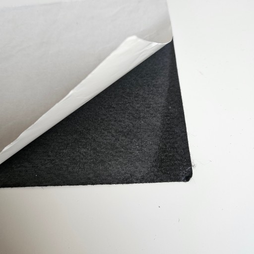 PODLOŽKA ČIERNA PLSTENÁ 9MM SAMOLEPIACA POD NÁBYTOK FORMÁT 20X30CM