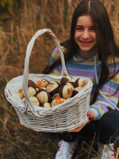 VEĽKONOČNÉ VAJÍČKO Z ČOKOLÁDY S VEĽKONOČNÝM ZAJAČIKOM