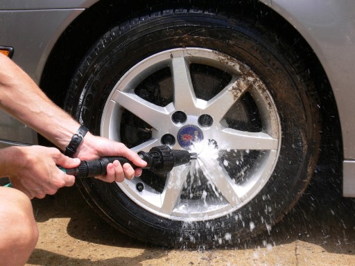 OTOČNÁ HADICOVÁ KEFA NA UMÝVANIE AUTOMOBILOV