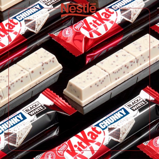 Vaflová tyčinka pokrytá bielym toppingom KitKat Chunky Black&White 42 g