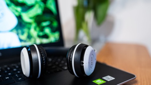 BEZDRÔTOVÉ SLÚCHADLÁ BLUETOOTH DO UŠÍ P47 MP3