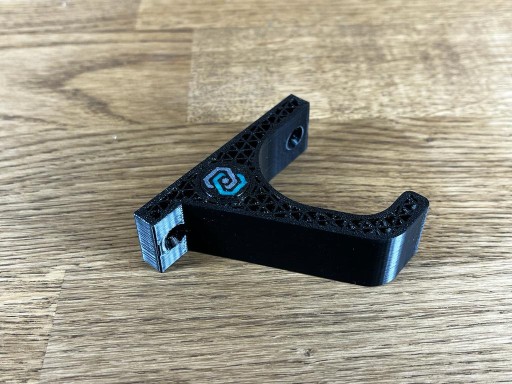 Držiak, háčik na ochrannú prilbu pre stavebných robotníkov, drevorubačov, elektrikárov Čierny