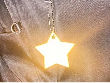 REFLEXNÝ PRÍvesok S REŤAZÍK NA BATOH, KĽÚČENKA STAR