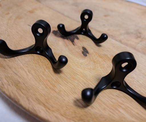 NÁBYTOK VEŠIAK NA OBLEČENIE, MALÝ ČIERNY Háčik na šaty WM001