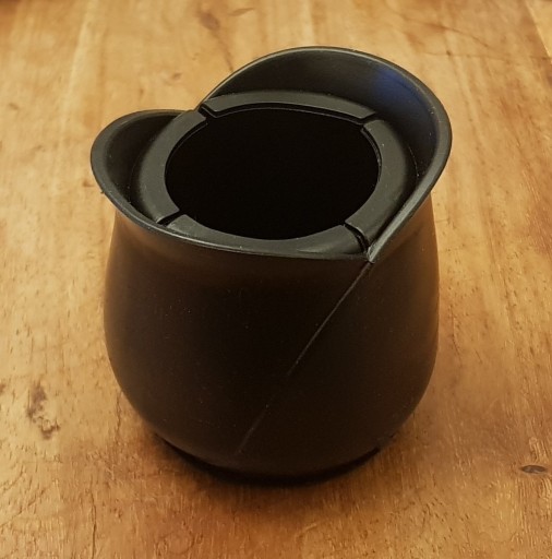 Čierna plstená čiapka pokrýva 40-46 mm
