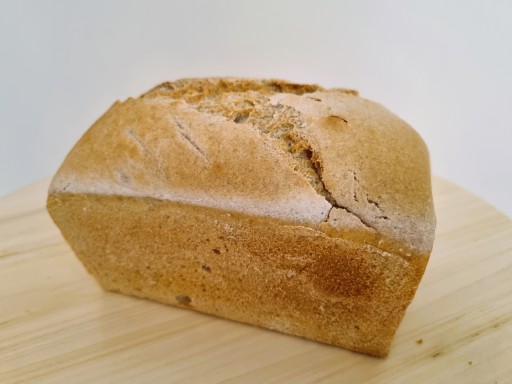 KYSNUTÝ ŠPALOVÝ CHLIEB Z CERTIFIKOVANEJ MÚKY 500 G + DARČEK