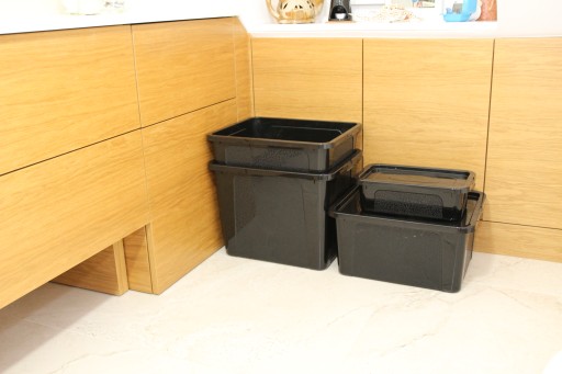 Plastový box na hračky s vekom, 4,5 l, čierny