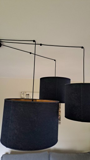 KOVOVÝ NÁSTENNÝ STROPNÝ DRŽÁK S ČIERNYM ČEPOM