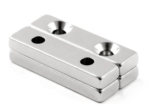 NEODYMIOVÝ MAGNET S OTVOROM NA SKRUTKU 40x10x5 SILNÝ
