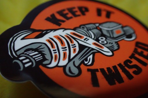 KEEP IT TWISTED NÁLEPKA HARLEY DAVIDSON 5,8 x 5,3 cm