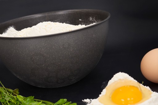 PLASTOVÁ KUCHYŇSKÁ MISKA S POKROKOM, HNEDÁ, BIO, 29 CM NA ŠALÁT, ČIPESKY, 6L