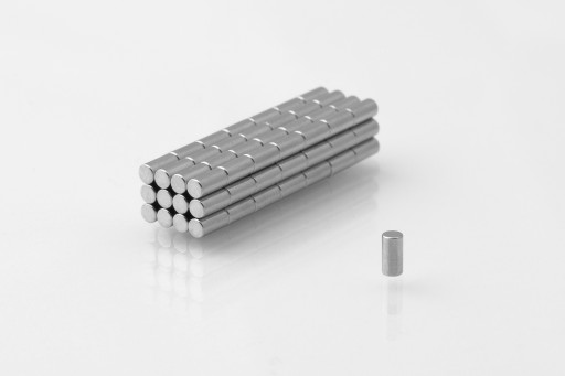 Magnet valcový 2 x 4 mm 1 ks