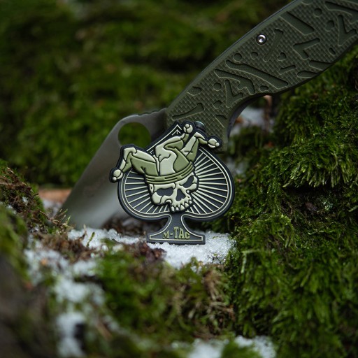 3D NÁŠIVKA ACE OF SPADES LEBEKA S KVETOVÝM KLOBÚKOM M-TAC OLIVOVÁ/ČIERNA