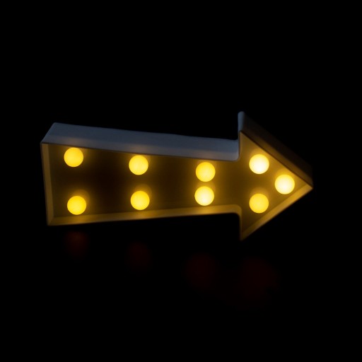 PLASTOVÁ ŠÍPKA LED NOČNÁ LAMPA NA BATÉRIU
