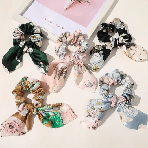 Saténová gumička, kvety, zaviazaná scrunchie, šatka, očarujúca mašľa
