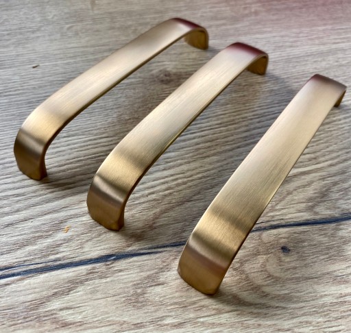 ROVNÁ STAROŽITNÁ ZLATÁ HNEDÁ NÁBYTKOVÁ ÚCHYTKA 128MM