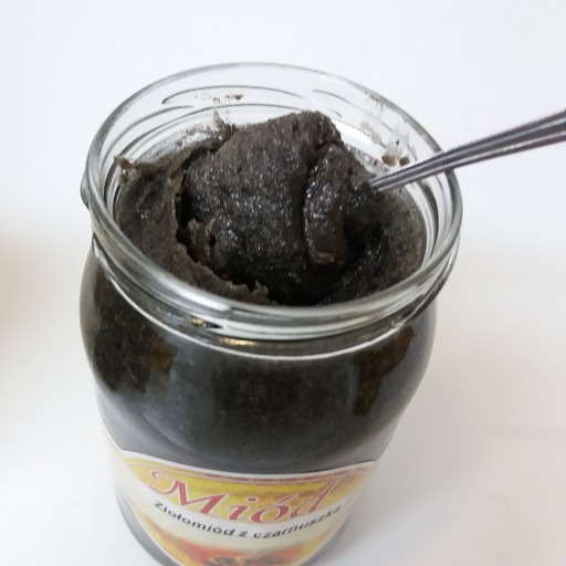 PÚPOVÝ MED S BLACKSUMPOM NA POSILNENIE.