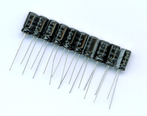 2,2 µF 250 V 2,2 µF 250 V (10 KS) ELEKTROLYTICKÝ KONDENZÁTOR