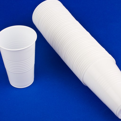 Biele plastové poháre na pitie 200ml 100ks
