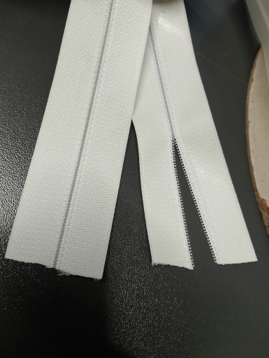 Páska na zips, biely zips, 3mm, s 2mb lepidlom