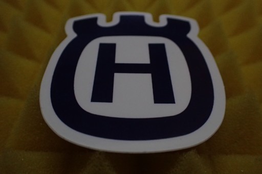 NÁLEPKA HUSQVARNA NÁLEPKA 5,1 x 6,2 cm