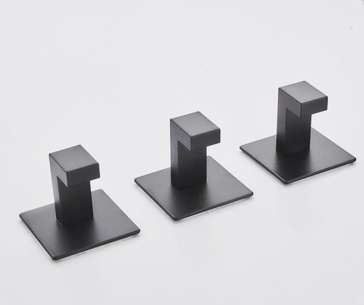 Háčik na stenu do kúpeľne háčik čierny samolepiaci na uteráky 5 x 5 cm