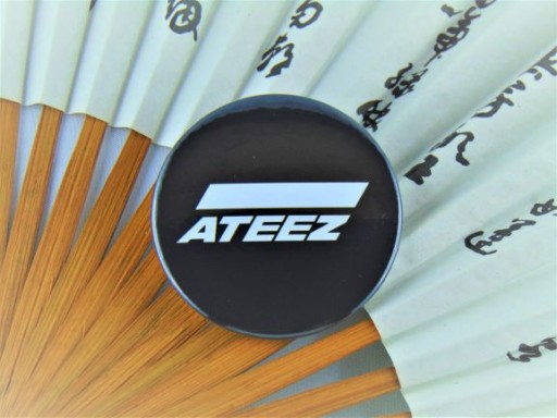 K-pop špendlík s logom Ateez 58 mm darček pre fanúšika