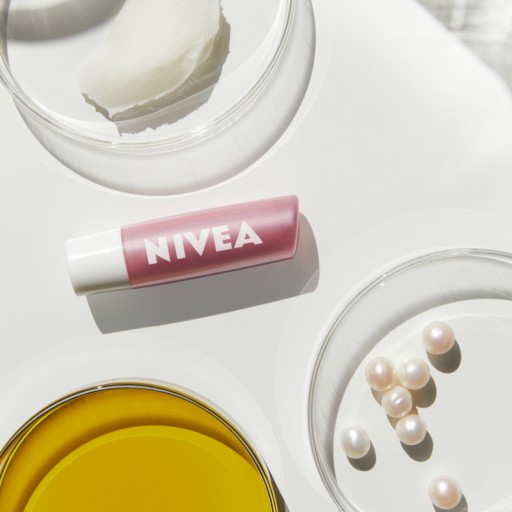 NIVEA Výživný rúž s perleťovým leskom 4,8 g