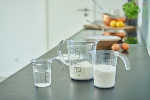 Plastový hrnček s odmerkou, kuchynská odmerka, 0,5l