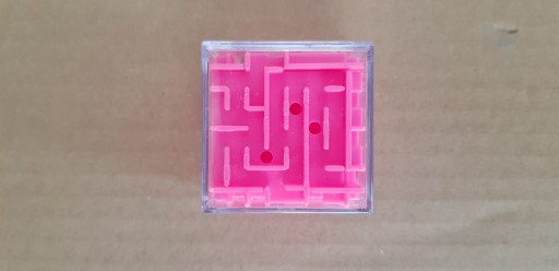 Arkádová logická labyrintová hra s loptou v kocke