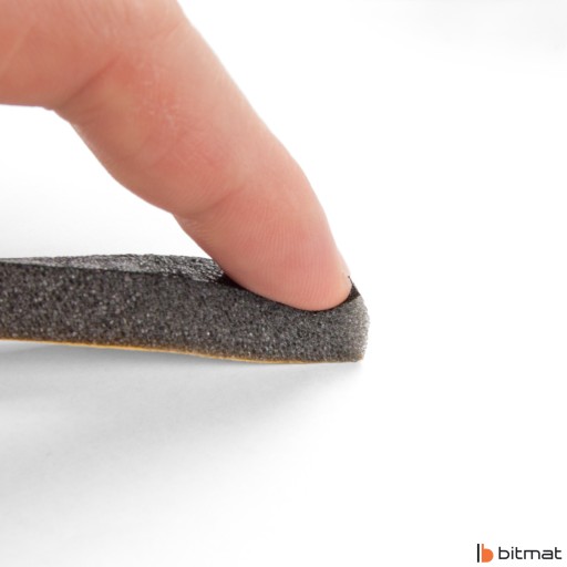 Izolačné penové samolepiace tesnenie na zárubňu 1cm x 1cm x 1m