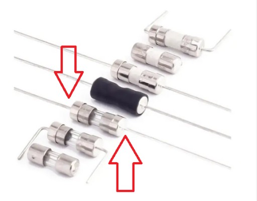 POISTKA 12,0A 250V MINI 10X3,6MM S PÁJKOVKAMI, ONESKORENÁ 10KS.