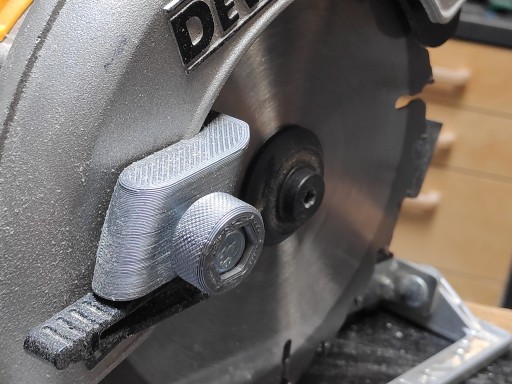 Zámok polohovania krytu disku pre Dewalt DCS391