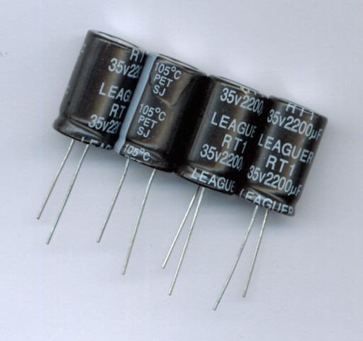 2200uF 35V 2200 µF 35V (4ks) ELEKTROLYTICKÝ KONDENZÁTOR