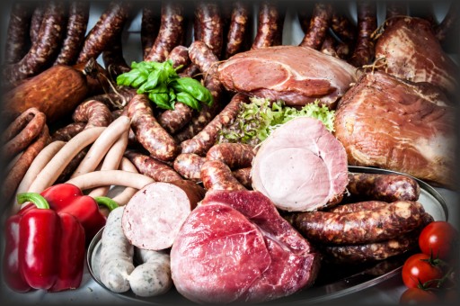 400 g horúcej údenej slaniny, nadrobenej s paprikou
